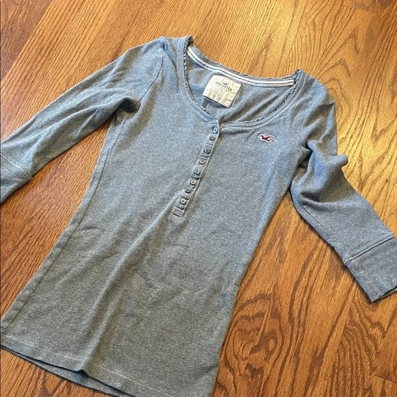 Hollister Gray Henley Top with Logo - Picture 1 of 3